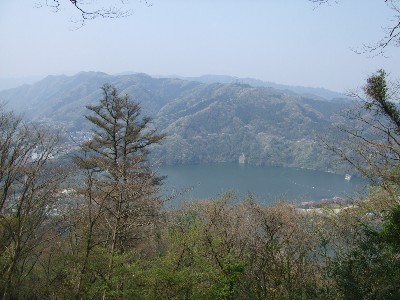山頂からみた津久井湖
