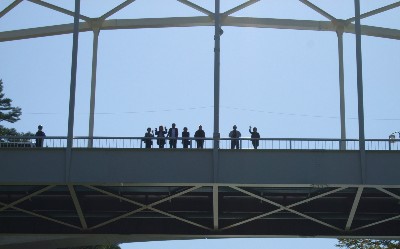 姑射橋で手を振る人々